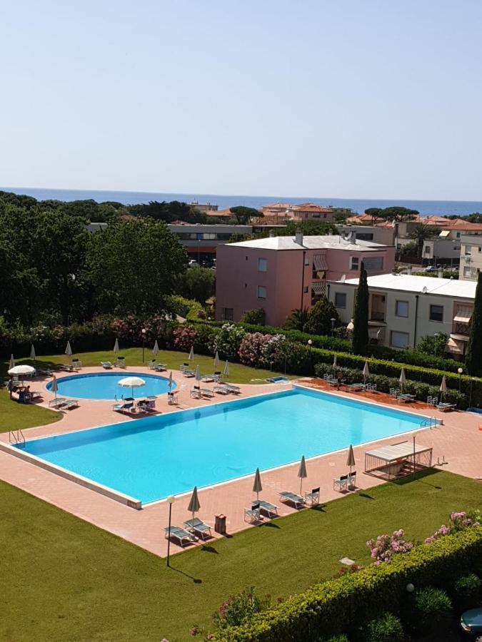 Appartamento Santa Costanza Con Piscina San Vincenzo Bagian luar foto